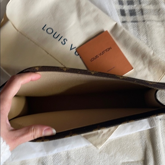 Louis Vuitton Toiletry Pouch 26 - Picture 10 of 12